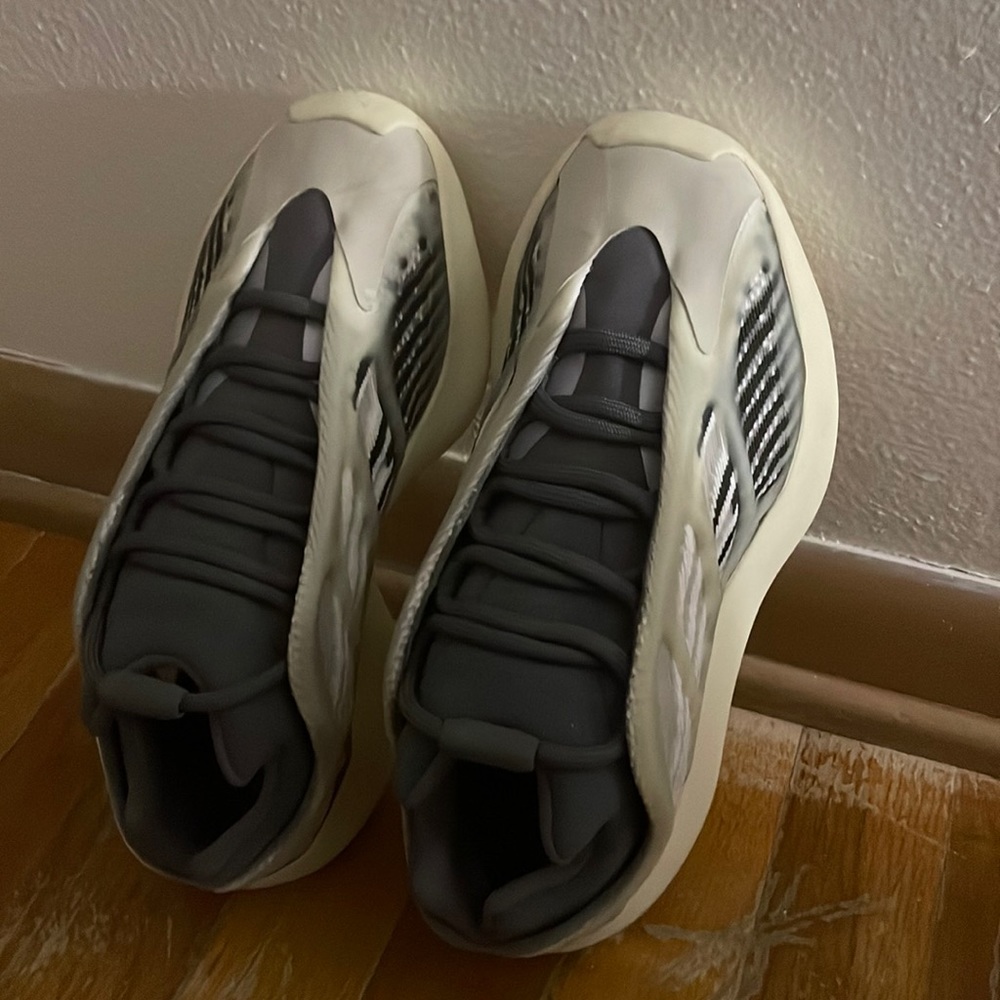 yeezys 700